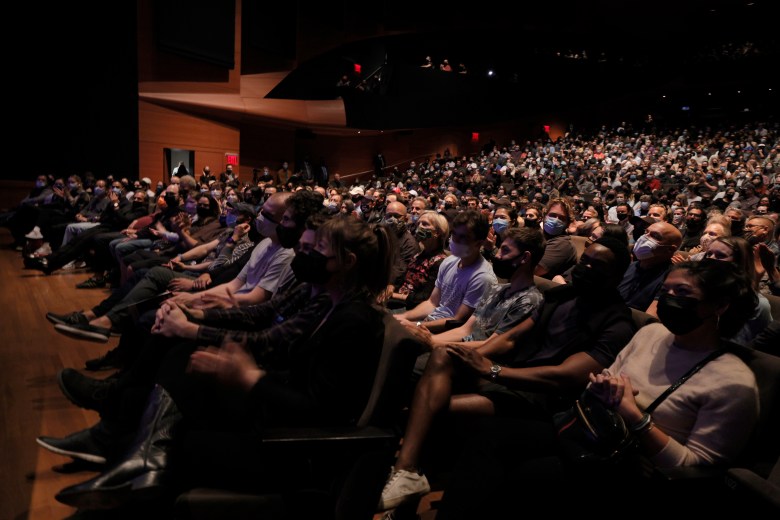 纽约，10月7日- 2021年10月7日:第59届纽约电影节期间，在纽约林肯中心爱丽丝塔利大厅举行的《沙丘》美国首映礼上，观众的景象。(图片来源:Michael Loccisano/Getty Images)